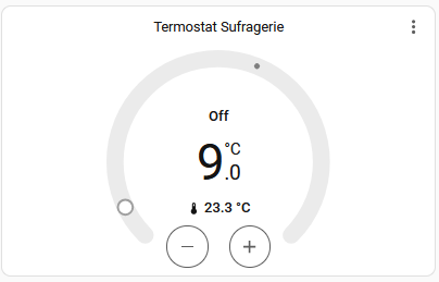 Termostatul din sufragerie, cu temperatura setată și cea din cameră, plus butoane de reglaj